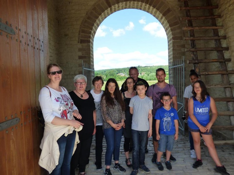 L’image contient peut-être : 11 personnes, personnes souriantes, personnes debout et plein air